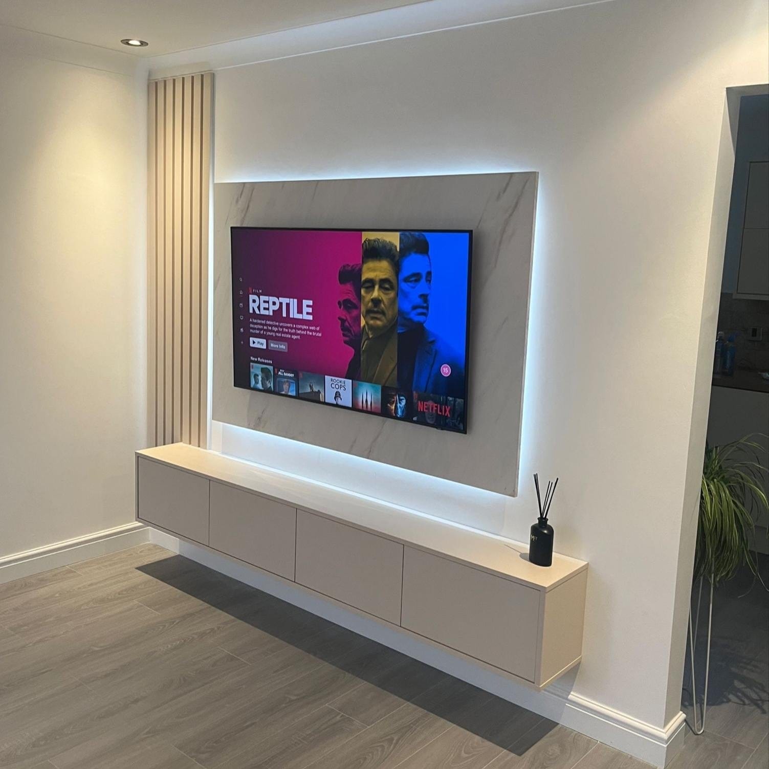 TV Backboard in White Levanto Marble